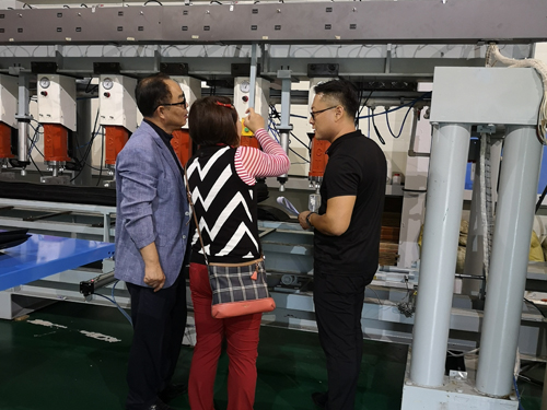 Foreign customers visit the factory